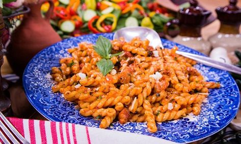 Cristina Ferrare's Fabio Viviani's Gemelli Amatriciana Marinara Recipes, Fabio Viviani Recipes, Family Recipies, Top Chef Recipes, Fabio Viviani, Salmon Breakfast, Marinara Recipe, Crunch Recipe, Marinara Sauce Recipe