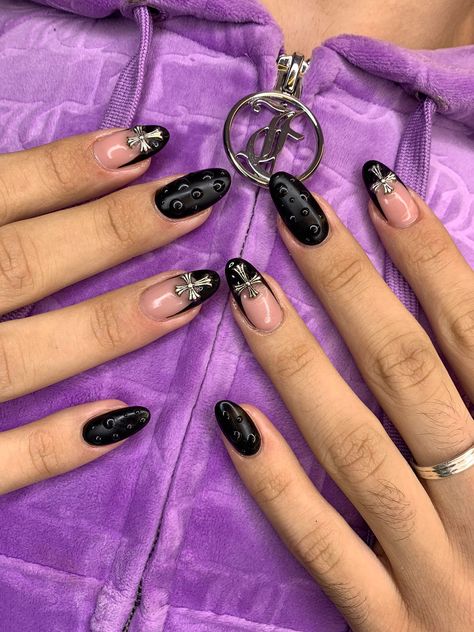 Nails fashion black aesthetic baddie goth Halloween Gothic Cross Nails, Dark Y2k Nails, Black Nails With Charms, Black Cross Nails, Black Acrylic Nail Designs, Magenta Nails, Black Gel Nails, Black Halloween Nails, Cross Nails