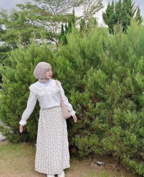 Outfit Garden Party Hijab, Outfit Vintage Hijab, Vintage Hijab, Garden Party Outfit, Ootd Vintage, Hijabi Outfit, Year Book, Random Pict, Outfit Hijab