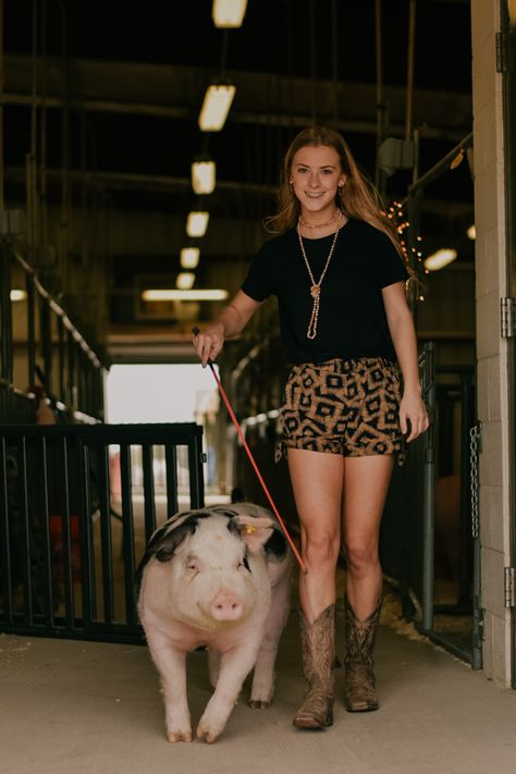 Ffa Pig Pictures, Show Pig Photography, Livestock Senior Pictures Pigs, Show Pig Aesthetic, Senior Pictures With Pigs, Show Pig Senior Pictures, Senior Ffa Pictures, Ffa Senior Pictures Livestock, Stock Show Senior Pictures