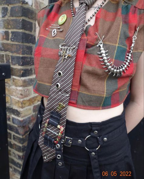 Safety Pin Outfit Aesthetic, Floral Punk Outfits, My Nos In Fashion, Maximalist Punk Fashion, Punk Women Outfits, The Garden Outfits Band, Clothes Made Of Trash, Decora Style Clothes, Clothes From Trash