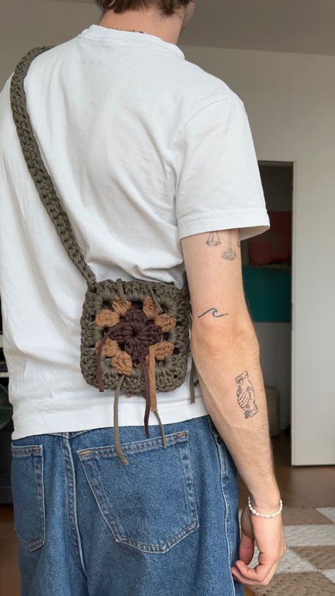 Knitted Cross Body Bag, Crochet Accessories For Men, Crochet Presents For Men, Crochet Ideas For Men, Knitting Bag Pattern, Crochet Clothing And Accessories, Crochet Fashion Patterns, Quick Crochet, Crochet Tote