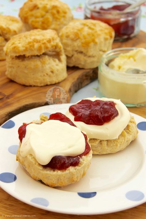 Scones Recipe Uk, Recipe For Scones, Scones And Jam, English Scones, Biscoff Cake, Janes Patisserie, Fruit Scones, Scones Recipe Easy, Scones Easy