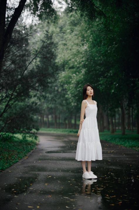 Japanese Photoshoot Ideas, Garden Shoot, Picnic Photography, Korean Photoshoot, People Reference, Fairy Photoshoot, Outdoor Dress, Photo Concept, Studio Portrait Photography