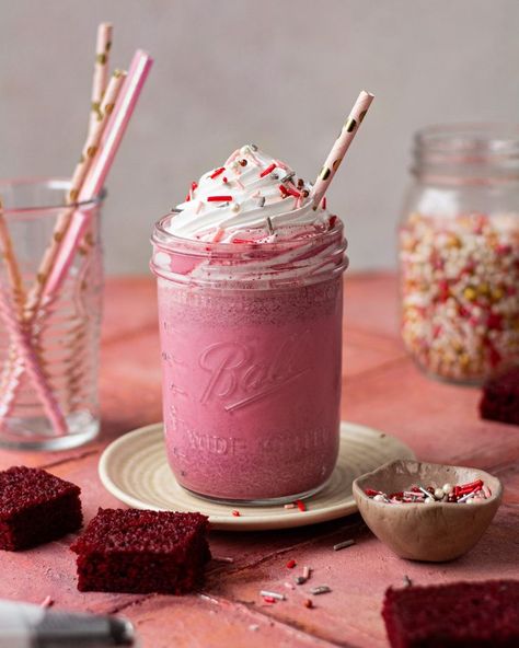 This red velvet cake shake is a perfect treat to share with your valentine! It is so good, absolutely delicious and so pretty. Cake Milkshake, Cake Shake, Red Velvet Recipes, Ice Cream Cake Recipe, Shake N Bake, Red Velvet Cookies, Red Cake, Cake Pop Recipe, Shake Recipes