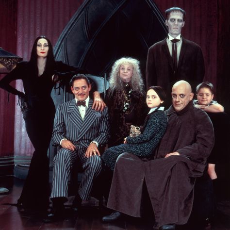 Morticia Addams And Gomez, Addams Family Film, Selena Gomez New Song, Addams Family 1991, Gomez Morticia, Raul Julia, Morticia Gomez, Addams Family Movie, Addams Family Values