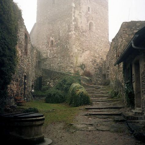 Medieval Aesthetic, Chateau Medieval, Yennefer Of Vengerberg, Fantasy Aesthetic, Fantasy Warrior, Medieval Castle, Medieval Fantasy, Dragon Age, The Witcher