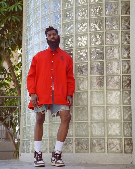 Allen Onyia via Instagram. #menswear #streetstyle #whattowear #outfitideas Dreamville Outfits, Allen Onyia, Mens Outfits Streetwear, Jorts Outfit, Sporty Street Style, Mens Shorts Outfits, Mens Summer Outfits, Black Chinos, Scarf Outfit