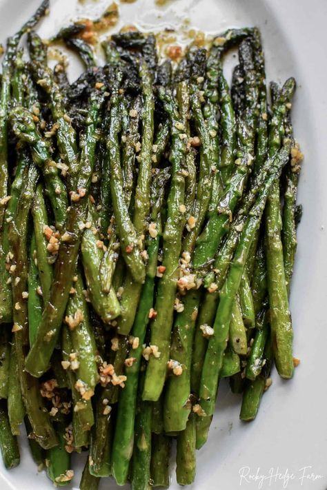 Perfect Pan Fried Asparagus Recipe with Garlic on the Stove Asperigus Recipes, Boil Asparagus, Asparagus On The Stove, Pan Asparagus, Pan Fried Asparagus, Fried Asparagus, Ways To Cook Asparagus, Cook Asparagus, Side Dish Ideas