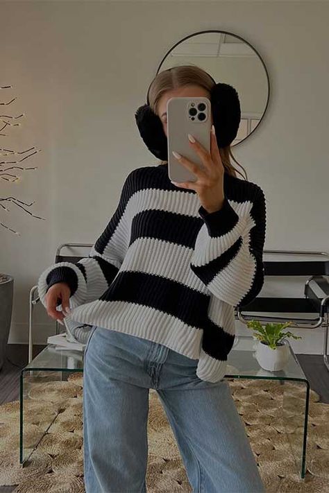 A woman in a stylish striped sweater poses for a selfie, showcasing her fashionable sense of style and confidence. Sweater Poses, Fashion Forward Outfits, Oversized Sweaters, Sweater Fits, Elements Of Style, Chic Look, Oversized Top, Flowy Skirt, Tailored Jacket