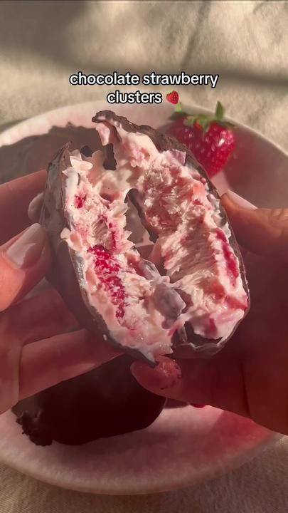 Strawberry Yogurt Clusters, Yogurt Clusters, Yogurt Honey, Healthy Baking Recipes, Strawberry Yogurt, Low Calorie Desserts, Melted Chocolate, Oil Mix, Chocolate Strawberry