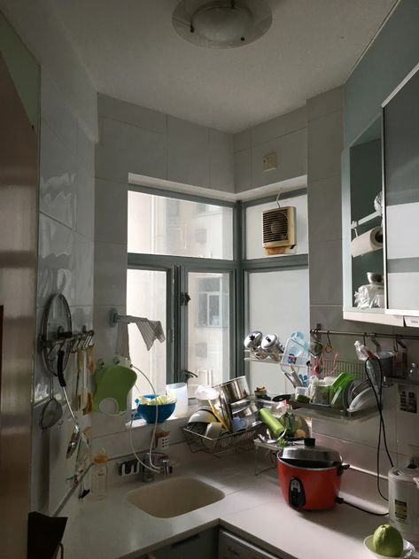 Cramped Apartment, Hong Kong Apartment, Cramped Kitchen, Kitchen Apartment, Maximize Small Space, Picture Frame Molding, Built In Desk, Old Kitchen, Apartment Kitchen