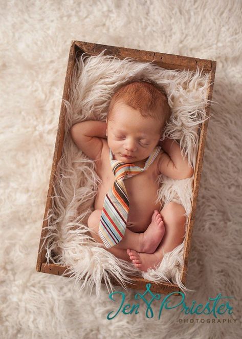 Baby In Box Photography, Newborn Ideas, Baby Boy Newborn Pictures, Baby Boy Newborn Photography, Boy Photo Shoot, Newborn Photography Boy, Monthly Baby Photos, Baby Photoshoot Boy, Newborn Photography Poses