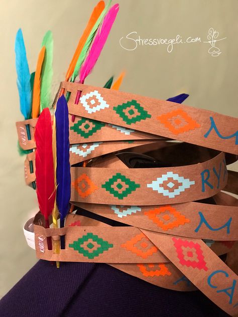 DIY Bastelidee für die Indianerparty  Ob als Kette oder Kopfschmuck - aus Papier, Farbe und Federn lässt sich ganz leicht und einfach bunter Indianerschmuck selbermachen und basteln  #Indianergeburtstag #Indianerfest #Indianerparty #Wilderwesten #Mottoparty #bastelnmitkind #Feiernmitkindern #Geburtstag #Geburtstagsideen #Geburtstagfeiern #ideenfürkinder ##DIYfürkinder #Kinderbeschäftigung #Beschäftigungsidee Indian Theme Party, Indian Party Themes, American Themed Party, Indian Diy, Indian Birthday Parties, Bunco Party, Wild West Party, Indian Theme, Wilde Westen