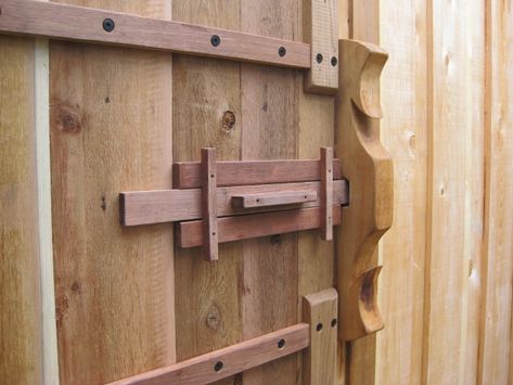 Log Furniture Tools, Driveway Gate Diy, Ranch Entrance Ideas, Cottage House Exterior, Wooden Lock, Patios And Decks, Wooden Hinges, Wooden Lockers, Barn Door Latch