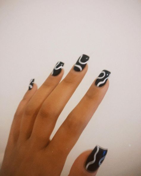 Black And White Aesthetic Nails, Abstract Nails Black, Black And White Swirl Nails, Black And White Abstract Nails, Short Black And White Nails, Simple Black And White Nails, Megan Nails, Mod Nails, Nail Art Funky