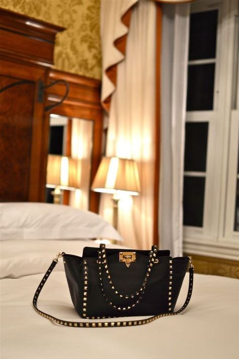 Valentino Stud Bag   bag, сумки модные брендовые, bags lovers, http://bags-lovers.livejournal Valentino Bag, Studded Bag, Lv Handbags, Bags Tutorial, Valentino Bags, Leather Bags Handmade, Celine Bag, Valentino Studs, Gucci Bags