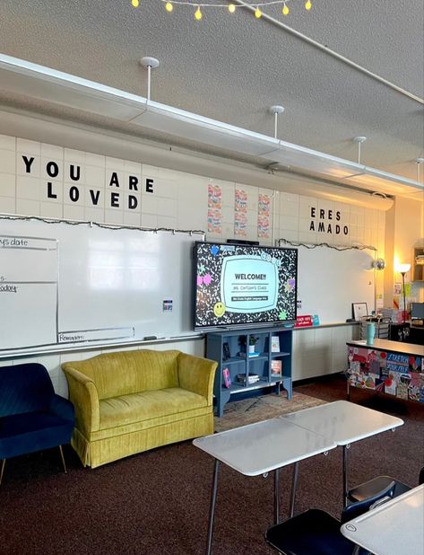 High School Psychology Classroom, Colorful Middle School Classroom, The Office Classroom Theme, Highschool Classroom Ideas, High School English Teacher Aesthetic, Classroom Aesthetic High School, Junior High Classroom Decor, Sped Classroom Decor, High School Teacher Aesthetic