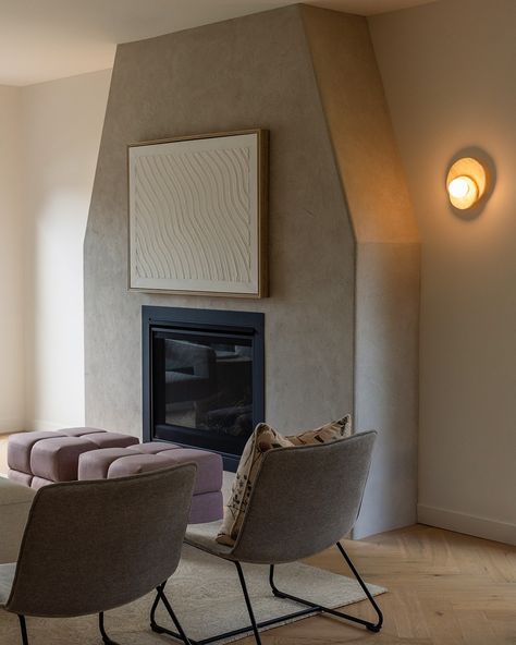 Rich textures and subtle details define this warm, serene living room. The herringbone floors bring texture and depth, while onyx sconces and a limewash fireplace create a touch of understated luxury. This space is all about balance—soft tones meet bold elements, creating a room that feels both inviting and refined 🤍 Photo by @sharon_litchfield • • #yeginteriors #interiordesign #interiordesigner #homeinspo #myhomevibe #sodomino #livingroomdesign #limewash Lime Wash Fireplace, Fireplace Limewash, Limewash Fireplace, Serene Living Room, Herringbone Floors, Lime Wash, Floor Trim, Herringbone Floor, Understated Luxury