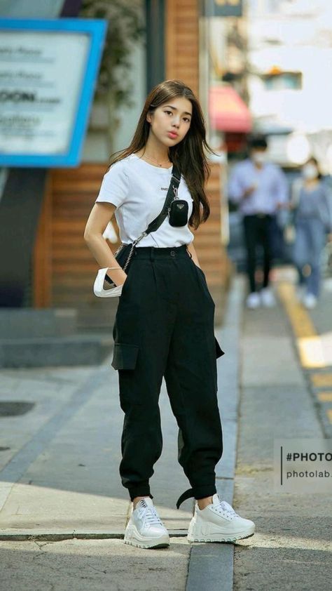 Stylish Cargo Pants, Korean Clothing Brands, Outfit Ideas For Women, Cargo Pants Outfit, Trendy Skirts, Streetwear Fashion Women, Cargo Pants Women, Casual Winter Outfits, Trendy Clothes For Women