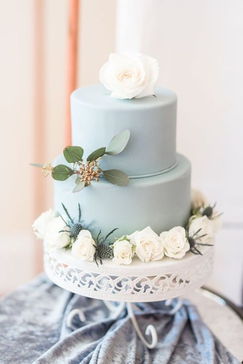 Blue wedding cake on white wedding cake stand #blueweddingcake #tealweddingcake #simpleweddingcake Teal Wedding Cake, Blue Wedding Cake, Boho Wedding Photography, Summer Wedding Cakes, Wedding Cake Table, Wedding Cakes Blue, Amazing Wedding Cakes, Blue Cakes, White Wedding Cakes