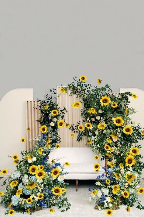 Haldi Photobooth Decor, Backdrop For Haldi, Sunflower Party Theme Decoration, Photobooth Ideas For Haldi, Sunflower Theme Engagement Party, Sunflower Themed Graduation Party, Sunflower Theme Haldi Decor, Sunflower Party Backdrop, Sunflower Installation