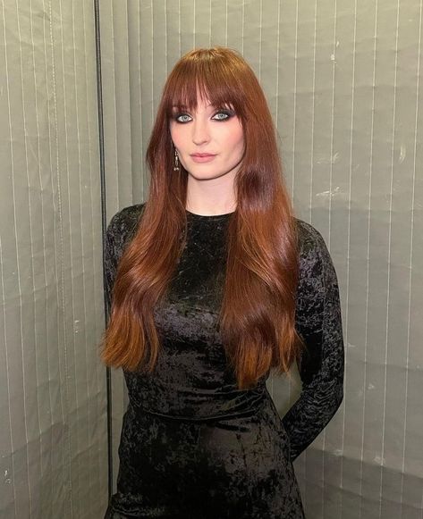 Sophie Turner Redhead, Sophie Turner Red Hair, Copperhead Road, Haircuts For Long Hair With Bangs, Redhead Hair, Harajuku Hair, Red Hair Looks, Glamour Women, Fire Color