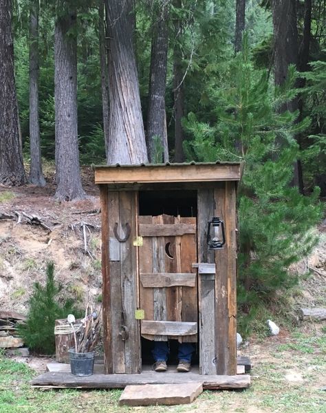 Montana Outhouse Old Outhouse, Miniature Outhouse, Pallet Outhouse Diy, Pallet Outhouse, Wooden Outhouse, Old Outhouses Vintage, Rustic Shed, Tree House Plans, Mystery Party