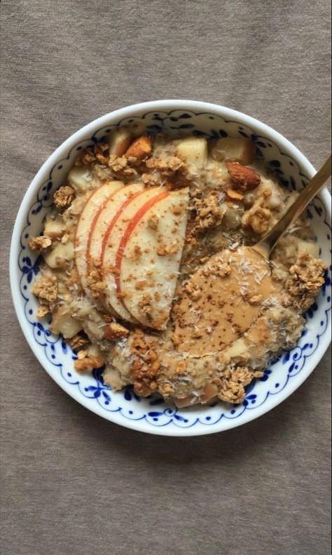 Fall Breakfast Ideas Aesthetic, Autumn Porridge, Autumn Oatmeal, Porridge Aesthetic, Porridge Ideas, Oatmeal With Peanut Butter, Easy And Healthy Breakfast, Selling On Amazon, Healthy Lifestyle Food