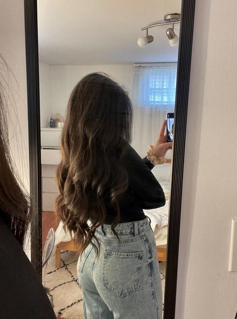 brunette | long hair | curls Long Hair Curls, Brunette Long Hair, Cute Highschool Outfits, Bff Hands Aesthetic, Curls For Long Hair, Outfit Zara, Hair Curls, Selfie Ideas Instagram, Aesthetic Women