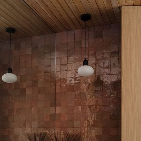 Zia Tile on Instagram: "A superbloom of shimmery zellige warms up this earthy space. In lower light, the natural variation shines through the darkness as each handmade square captures a wholly unique hue. Featured here: Desert Bloom 4x4 Design by: @lindseygort @beaulaughlin 📸 by @lance.gerber" Zia Tile Backsplash, Zia Tile Glazed Earth, Dark Zellige Tile, Zia Tile Unglazed Natural, Zia Tile Limestone, Cali House, Zia Tile, Desert Bloom, Interior Photo