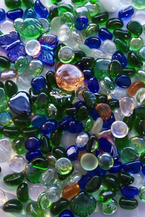 This is a guide about crafts using flat glass gems. Flat glass gems can be purchased in a variety of sizes and colors and used in many craft projects. Glass Gem Crafts, Glass Bead Crafts, Glass Beads Diy, Marbles Crafts, Gem Crafts, House Items, Mosaic Table, Gems Art, Mosaic Projects