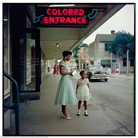 A country divided: Stunning photographs capture the lives of ordinary Americans during segregation in the Jim Crow south | Daily Mail Online Gordon Parks Photography, The Blacker The Berry, Gordon Parks, Mobile Alabama, Robes Vintage, By Any Means Necessary, Jim Crow, Park Photography, We Are The World