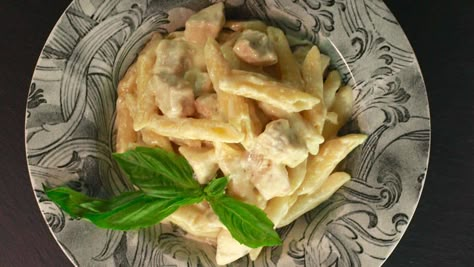 Siri Pinter's One-Pot Chicken Alfredo Recipe One Pot Alfredo, One Pot Chicken Alfredo, Rachel Ray Recipes, Rachael Ray Recipes, Chicken Alfredo Recipes, Chicken Alfredo Pasta, One Pot Chicken, Alfredo Recipe, Chicken Alfredo