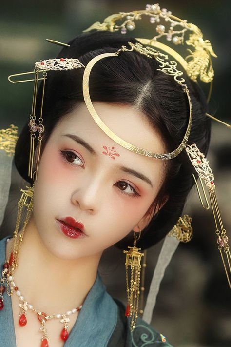 Chinese Makeup, Geisha Art, Bridal Makeup Wedding, Girl Fashion Style, Japanese Geisha, Shooting Photo, Chinese Clothing, Traditional Fashion, Chinese Culture