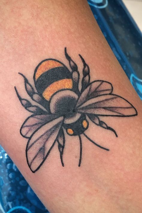 Neo Traditional Honey Bee Tattoo, Bumble Bee Tattoo Traditional, Traditional Style Bee Tattoo, American Traditional Bumble Bee Tattoo, Traditional Bee Tattoo Black, Trad Bee Tattoo, Traditional Bumble Bee Tattoo, Old School Bee Tattoo, Neo Traditional Bee Tattoo