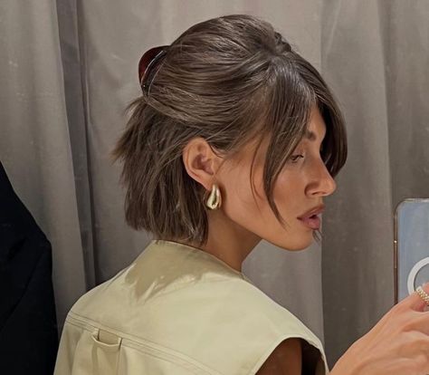 Style Bob, Chin Length Hair, Hair Inspiration Short, Hair Aesthetic, Penteado Cabelo Curto, Hair Stylist Life, Short Hair Haircuts, Do Better, Hair Envy