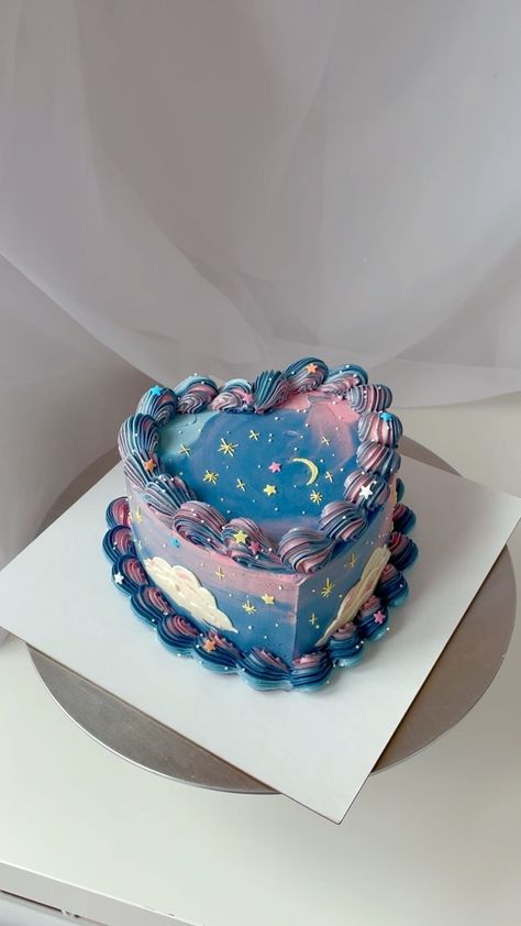 Night Sky Themed Cake, Night Sky Cake Ideas, Day And Night Cake, Starry Birthday Cake, Night Sky Cake Design, Cute Birthday Cakes Ideas, 2 Themes In One Cake, Unique Cake Decoration, Magical Cake Ideas