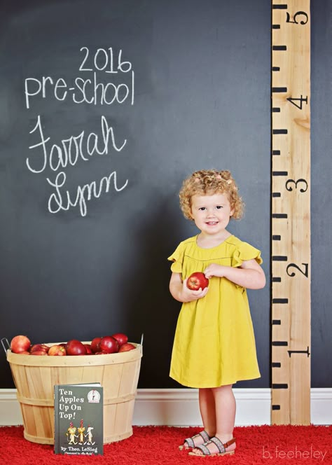 school portrait for pre-school Preschool Photo Ideas, Preschool Photography, Diy Backdrops, Picture Booth, School Photoshoot, First Day Of School Pictures, Apple School, Welcome To School, School Picture