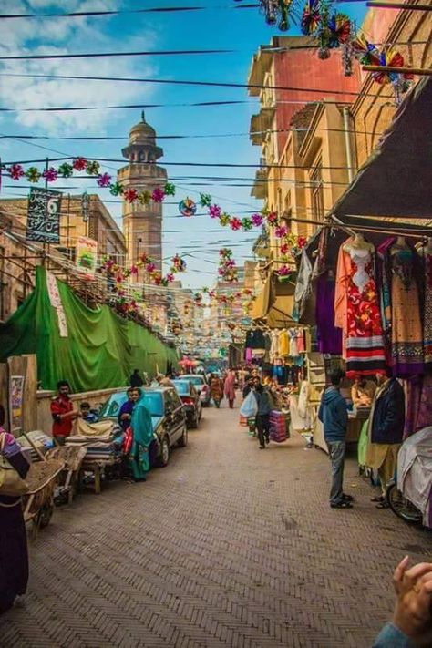 A bazar in Lahore city of Pakistan Pashtun Culture Pakistan, Pakistan Aesthetic Wallpaper, Pakistan Culture Aesthetic, Pashtun Aesthetic, Pakistani Culture Art, Indian Cityscape, Pakistani Culture Aesthetic, Dehli Gate, Pakistan Market