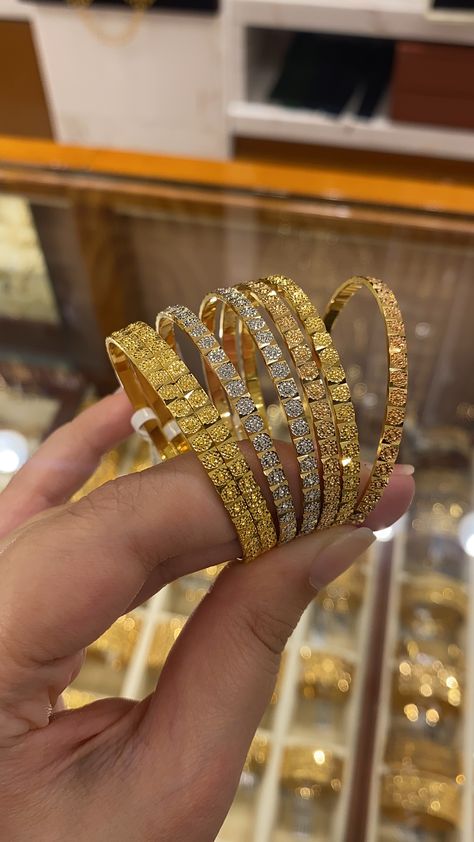 Gold Jewelry Aesthetic Arab, Arab Gold Bracelet, Pretty Jewellery Gold, Khaleeji Jewellery, Gold Arabic Jewelry, Gold Jewelry Arab, Arab Gold Jewelry, Arabic Gold Jewelry, Arab Gold