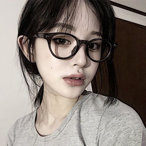 Ulzzang Glasses, Korean Glasses, Glasses Inspiration, Clear Glowing Skin, Hair Icon, Aesthetic Filter, Aesthetic People, Girl Short Hair