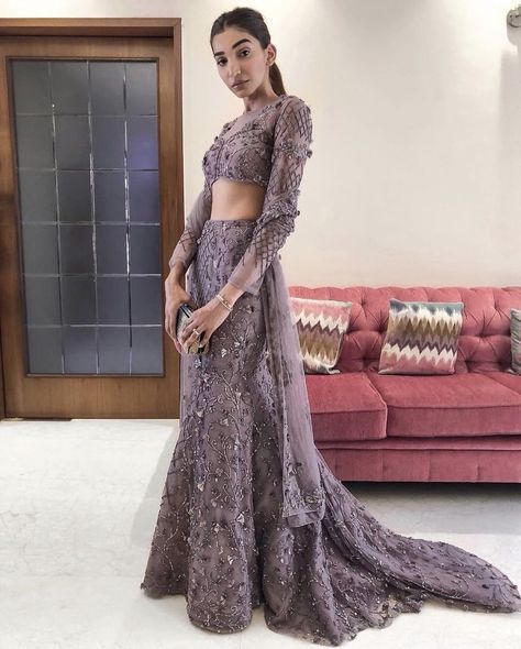 Modern Lehenga Designs Style, Modern Lehenga, Indian Wedding Reception Outfits, Reception Outfits, Latest Bridal Lehenga, Desi Wedding Dresses, Gown Party Wear, Indian Outfits Lehenga, Wedding Lehenga Designs