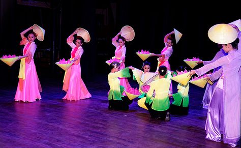 Vietnam Folk Dance Vietnamese Fan Dance, Binasuan Folk Dance, Vietnam Music, Dance Of India Culture, Maglalatik Folk Dance, Festival Dances In The Philippines, Fan Dance, International Festival, Traditional Dance