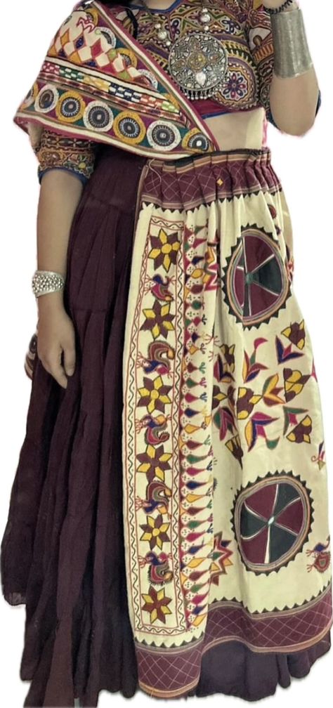 Gujarati Outfits, Chaniyacholi Design, Navratri Kurti, Dresses For Haldi Ceremony, Bharat Work, Navratri Blouse, Navratri Outfits, Kutchi Work, Jewellery Bangles