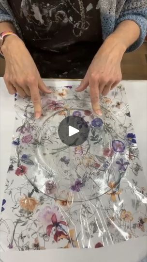 Clear Glass Plates Crafts Ideas, Stenciled Glass Plates, Painting Plates With Acrylic Paint, Diy Plate Decorating, Decoupage Glass Plates With Napkins, Foil Pans With Lids, Diy Decoupage Plates, Decoupage Clear Glass Plates, Dollar Tree Plates