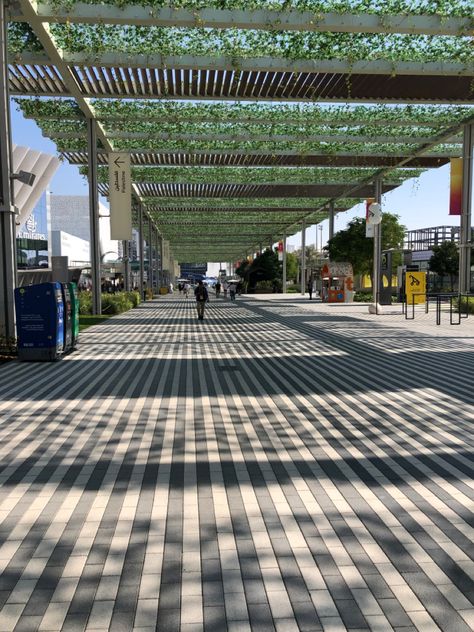 Shaded Walkway, Metal Walkway Architecture, Elevated Walkway Architecture, Covered Walkway Architecture, Architecture Shade Structure, Pergola Public Space, Outdoor Plaza Public Spaces, Cafe Design Inspiration, Large Trellis