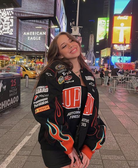 Racer Jacket Outfit, Fernanda Ramirez, Looks Com Short, Racer Jackets, Varsity Jacket Outfit, Nascar Jacket, Jacket Outfit Women, Looks Pinterest, Racer Jacket