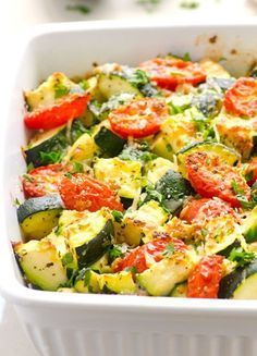 Low fat, quick and healthy zucchini casserole. 5 minutes of prep time and dinner is served! Low Fat Side Dishes, Tomato Casserole, Tomato Bake, Zucchini Bake, Zucchini Tomato, Veggie Casserole, Chicken Chunks, Zucchini Casserole, Healthy Zucchini