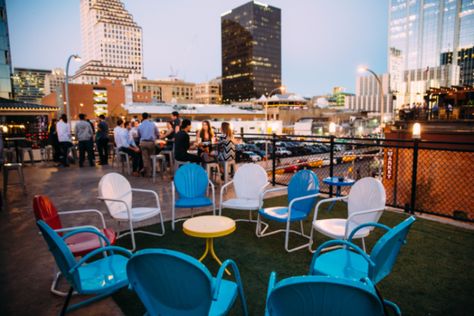 These 8 Rooftop Bars Have Sensational Views Of Austin Austin Texas Style, Visiting Austin Texas, Austin Texas Travel, Rooftop Venue, Austin Travel, Outdoor Bars, Austin Skyline, Austin Hotels, Visit Austin